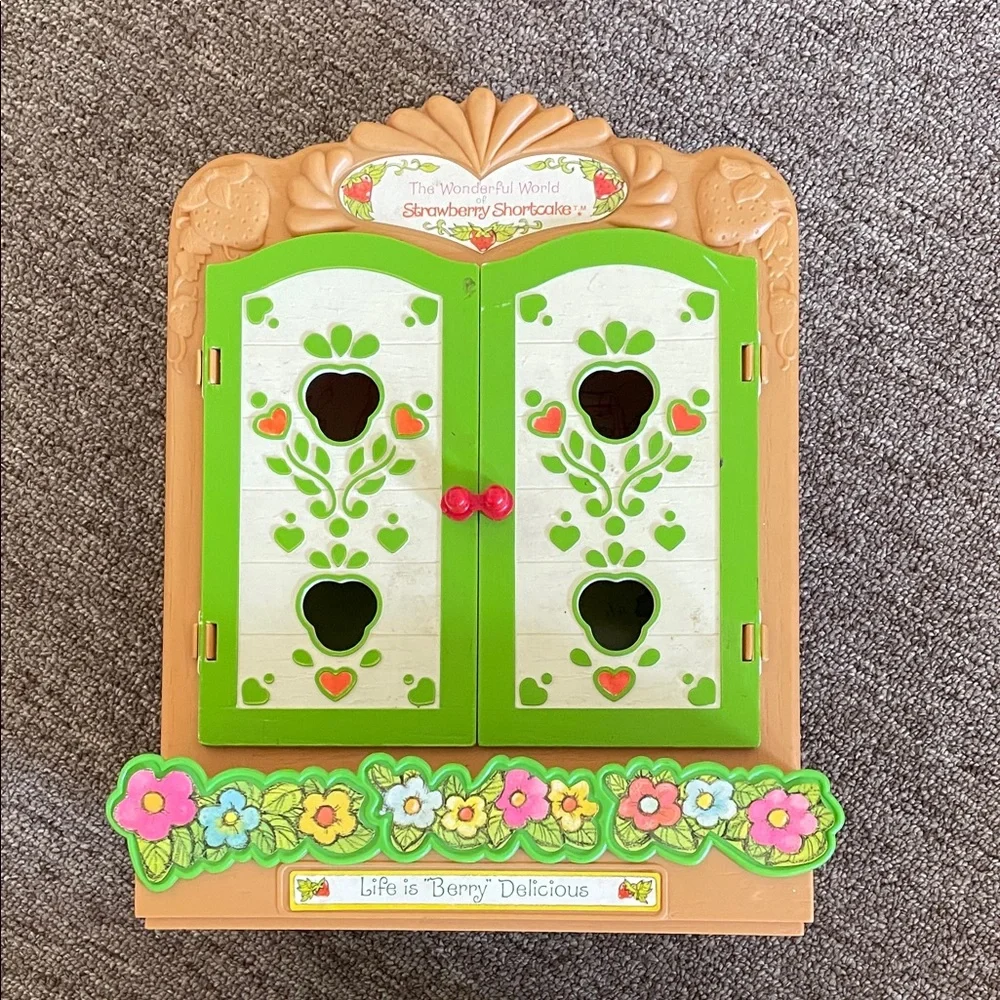 Strawberry Shortcake Cabinet & figures - Picture 2 of 14